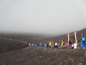 Crowds on Fuji
